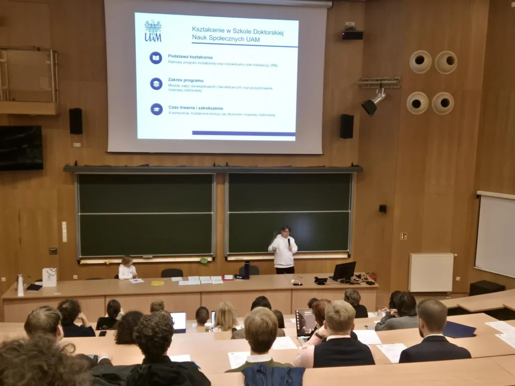 Prof. Radosław Fiedler przedstawia doktorantom I roku zasady kształcenia w Szkole Doktorskiej Nauk Społecznych UAM.